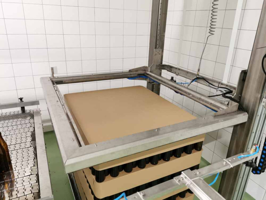 Depaletyzator automatyczny zdejmujący kartony z palety na linii produkcyjnej