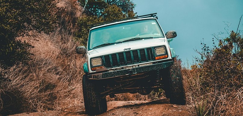 Jeep z USA: przewodnik po imporcie kultowych terenówek
