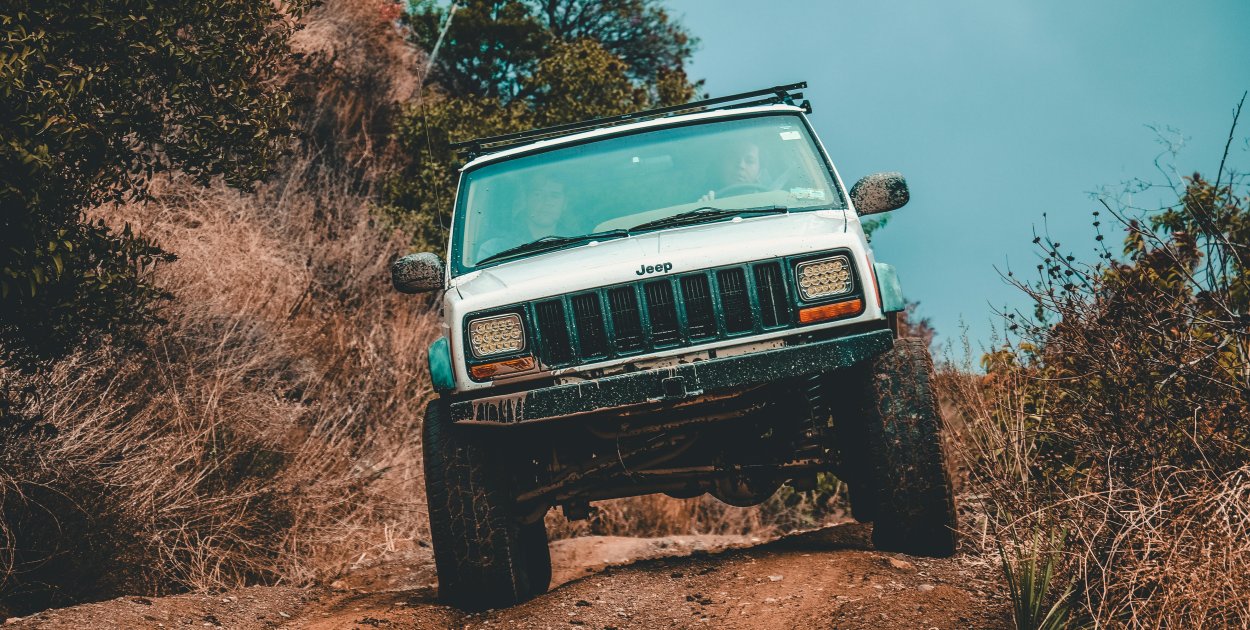Jeep z USA: przewodnik po imporcie kultowych terenówek